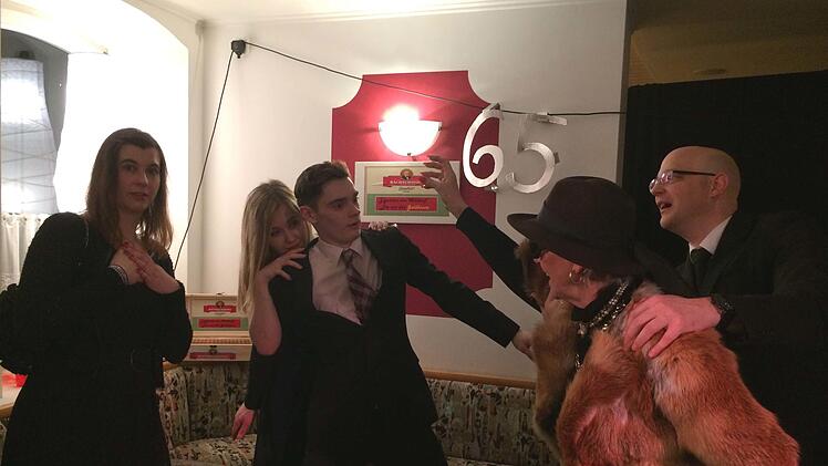 Der "Bachschmidt-Clan" zeigt Nerven: Baronin von Lindendorff (Susanne Erdmann) attackiert Sandra (Lea Zimmermann), die von Freund Max (Fabian Wagner) beschützt wird. Gabriele (Lisa Trapper, links im Bild) ist entsetzt, Dr. Sommerfeldt (Uwe Witurka) versucht zu schlichten.Michael Wunder