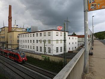 Die sogenannte Piastenbrücke (rechts) führt über das Firmengelände des Süßwarenherstellers. Foto: Barbara Herbst
