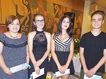Die vier Klassenbesten (von links) Einzelhandelskauffrau Madelene Eckert (Notendurchschnitt 2,44) Physiotherapeutin Lea-Sophie Ott (2,25), Kauffrau für Büromanagement Julia Brütting (1,78) und Kaufmann für Büromanagement Dennis Gruber (2,44) Foto: Thomas Weichert