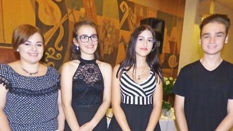 Die vier Klassenbesten (von links) Einzelhandelskauffrau Madelene Eckert (Notendurchschnitt 2,44) Physiotherapeutin Lea-Sophie Ott (2,25), Kauffrau für Büromanagement Julia Brütting (1,78) und Kaufmann für Büromanagement Dennis Gruber (2,44) Foto: Thomas Weichert