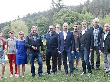 Die Rotarier staunten über das einzigartige Areal mit Sport- und Freizeitangeboten am Naturerlebnisbad . Von links: Kerstin Sperschneider, Anne-Christina Bijok, Manuela Wittmann, Bürgermeister Hans Pietz, Hans Walter Wittig, Marcus Weber, Präsident Matthias Rebhan, Jan Rauh, Rolf Hering, Johannes Bühler, Wolfgang Schöntag, Dieter Unger und Mechtild Straub. Foto: K.- H. Hofmann