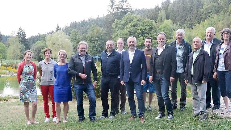 Die Rotarier staunten über das einzigartige Areal mit Sport- und Freizeitangeboten am Naturerlebnisbad . Von links: Kerstin Sperschneider, Anne-Christina Bijok, Manuela Wittmann, Bürgermeister Hans Pietz, Hans Walter Wittig, Marcus Weber, Präsident Matthias Rebhan, Jan Rauh, Rolf Hering, Johannes Bühler, Wolfgang Schöntag, Dieter Unger und Mechtild Straub. Foto: K.- H. Hofmann