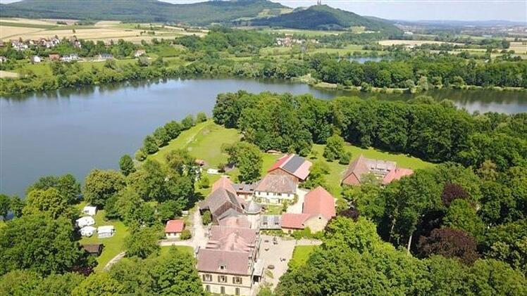 Das Schloss Oberau, im Hintergrund der Mittelsee (links) und der Riedsee (rechts) Archiv v. Dungern