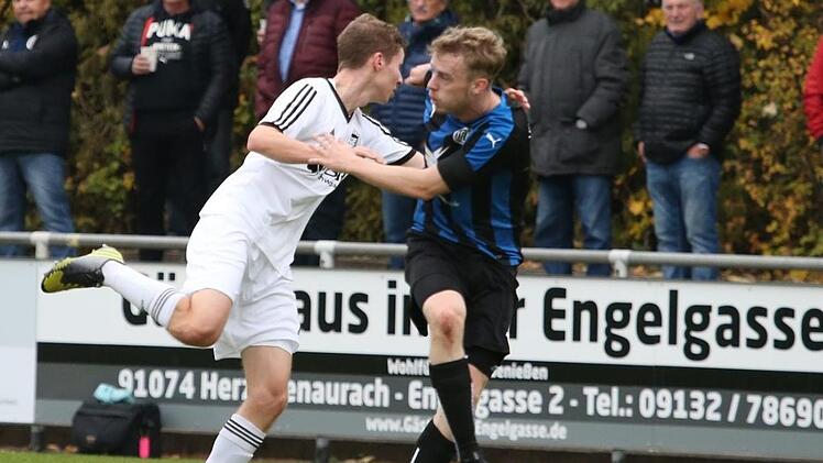 Vom Festzelt direkt auf den Fußballplatz.  Tim Spielmann (HC Herzogenaurach, r.) und Dennis Schillinger (SC 04 Schwabach) scheinen Walzer zu tanzen.Sebastian Baumann