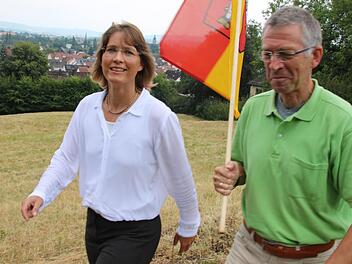 Annette Prechtel macht sich auf den Weg an die Stadtspitze Forchheims. FGL-Ortsverbandssprecher Emmerich Huber bescheinigt der 44-Jährigen "fachlich und als Persönlichkeit die allerbesten Voraussetzungen" für das Amt der Oberbürgermeisterin. Foto: Johannes Höllein