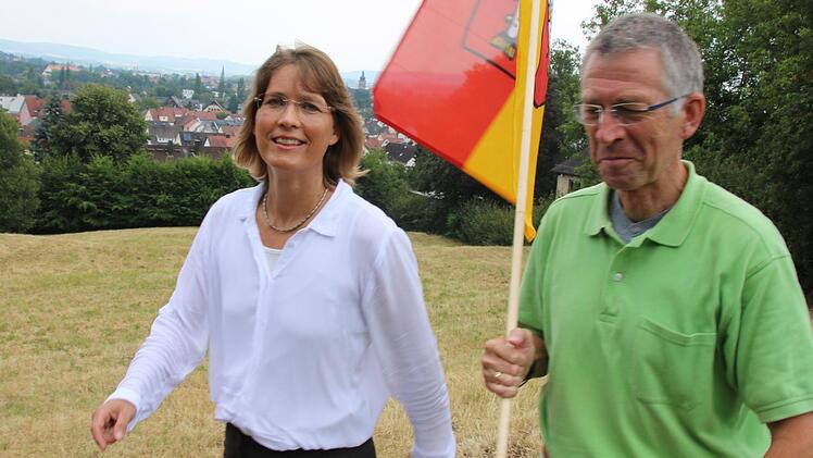 Annette Prechtel macht sich auf den Weg an die Stadtspitze Forchheims. FGL-Ortsverbandssprecher Emmerich Huber bescheinigt der 44-Jährigen "fachlich und als Persönlichkeit die allerbesten Voraussetzungen" für das Amt der Oberbürgermeisterin. Foto: Johannes Höllein