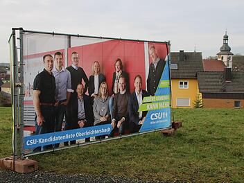Am Ortseingang von Oberleichtersbach wirbt die CSU für ihre Kandidaten. Der Kreisverband hält derweil  am Bürgermeister-Kandidaten Oliver Fell trotz Kritik weiter fest. Foto: Ulrike Müller