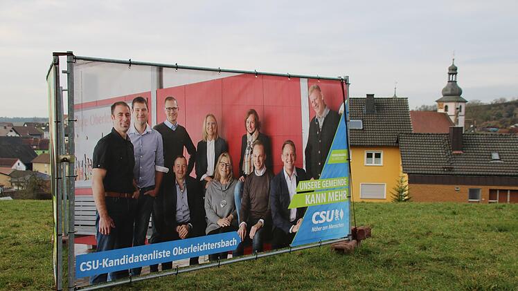 Am Ortseingang von Oberleichtersbach wirbt die CSU für ihre Kandidaten. Der Kreisverband hält derweil  am Bürgermeister-Kandidaten Oliver Fell trotz Kritik weiter fest. Foto: Ulrike Müller