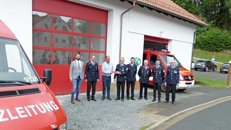 Spendenübergabe (von links nach rechts): Christian Ruppert, Daniel Hildner, Dietmar Hildner, Vorsitzender Frank Kremer, Christian Ziegler, Rudolf Geyer, Felix Kremer und Roland Ziegler