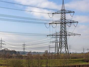 Eine Höchstspannungsleitung - wie hier zwischen Weidhausen und Sonnefeld in Oberfranken - droht nun entlang der A7. Foto: Bernd Stöckl.