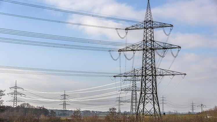 Eine Höchstspannungsleitung - wie hier zwischen Weidhausen und Sonnefeld in Oberfranken - droht nun entlang der A7. Foto: Bernd Stöckl.