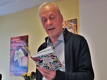 Bestseller-Autor und Theologe Rainer Haak bei seiner Lesung aus "77 mal Freude" in Bad Kissingen.