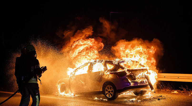 Brennendes Auto, Autobrand, Auto in Flammen, Auto, Feuer