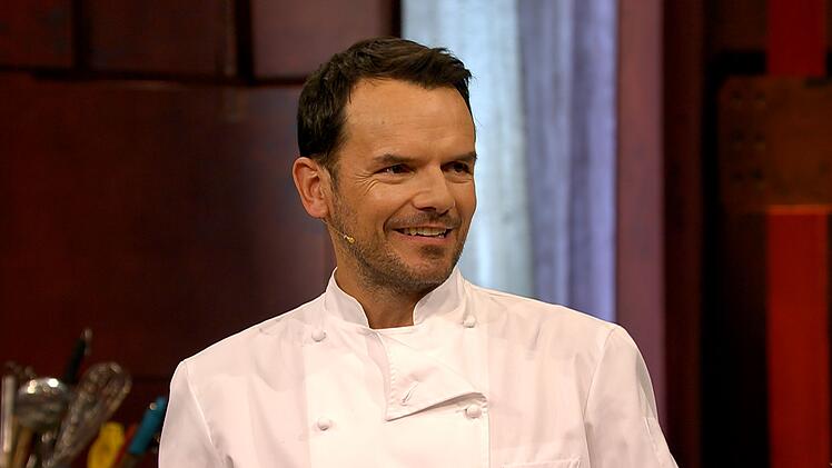 Steffen Henssler fordert bei "Europa grillt den Henssler" (VOX) in vier Sendungen 16 europ&auml;ische L&auml;nder zum Kochduell.