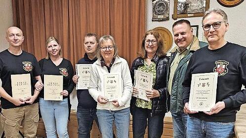 Mehrere Mitglieder wurden f&uuml;r ihre langj&auml;hrige Mitgliedschaft im Verein geehrt.