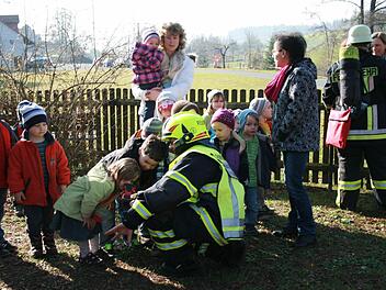 Begeistert und ohne Angst scharen sich die Kids der Kindertagesstätte in Geroda bei der Übung um die Feuerwehrler. Foto: Gabriele Sell
