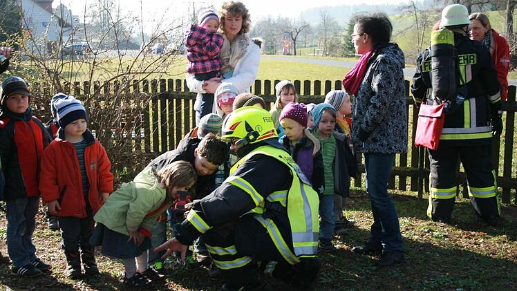 Begeistert und ohne Angst scharen sich die Kids der Kindertagesstätte in Geroda bei der Übung um die Feuerwehrler. Foto: Gabriele Sell
