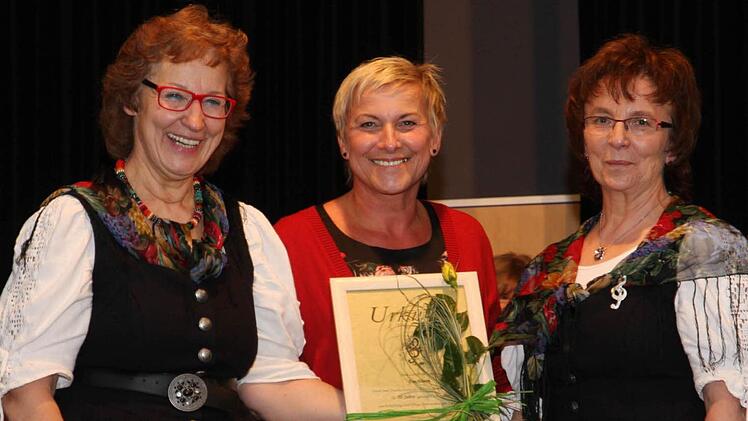 Irmi Reck, Rosi Kraus und Barbara Otzmann (v.l.) sind tragende Säulen des Landfrauenchors. Fotos: Galster