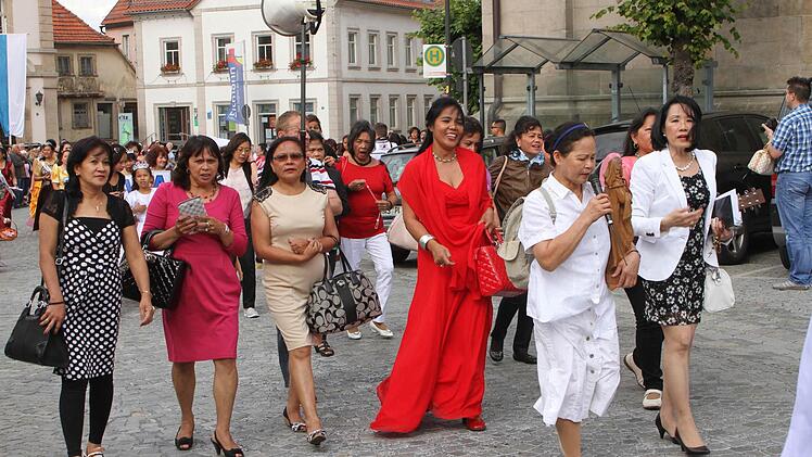 Mit Begeisterung waren alle bei der Prozession dabei und auch einheimische Bürger schlossen sich an.  Foto: Günther Geiling