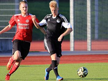 Auch Neuzugang Daniel Opel (links) trug zum Punktgewinn für den FC Lichtenfels beim Spitzenreiter FC Coburg bei, denn der Gast holte einen 0:2-Rückstand auf. Foto: Timo Geldner