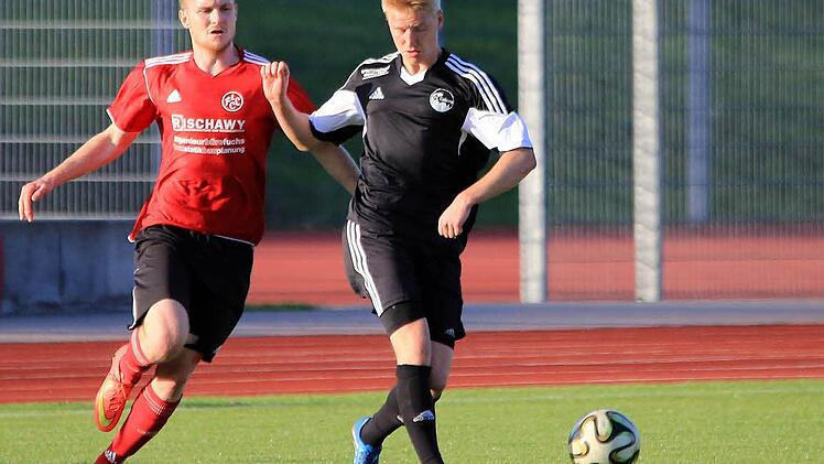 Auch Neuzugang Daniel Opel (links) trug zum Punktgewinn für den FC Lichtenfels beim Spitzenreiter FC Coburg bei, denn der Gast holte einen 0:2-Rückstand auf. Foto: Timo Geldner
