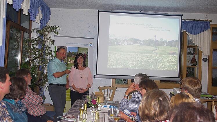 In einem mitreißenden Vortrag sprach Angelika Soyer über erfolgreiche regionale Vernetzung von Bauernhof- und Landurlaub. Mit im Bild ist Klaus Schaumberg, Projektleiter Agro-Tourismus im Frankenwald.  Foto: Schülein