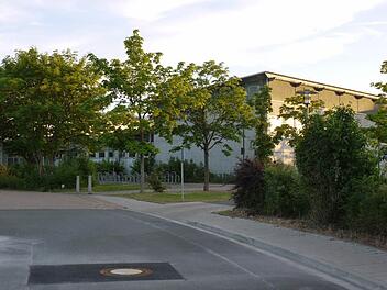 Die alte Turnhalle der Hemhofener Schule ist in die Jahre gekommen. Ein Abriss wird geplant, endgültig entschieden wird aber erst später. Foto: Pauline Lindner