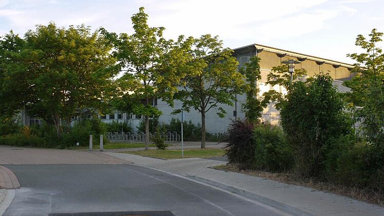 Die alte Turnhalle der Hemhofener Schule ist in die Jahre gekommen. Ein Abriss wird geplant, endgültig entschieden wird aber erst später. Foto: Pauline Lindner