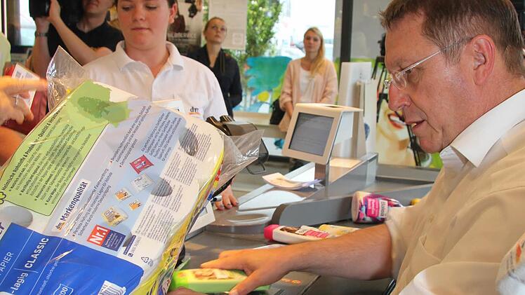 Henry Schramm kam ganz schön ins Schwitzen: Schon bald krempelte er die Ärmel hoch, doch die Scannerkasse piepte unaufhörlich