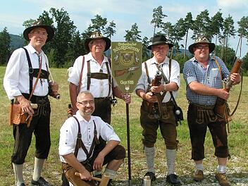 Zünftig treten sie auf, die Großenbucher Böllerschützen.Fotos: Heidi Amon