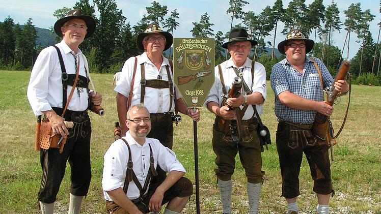 Zünftig treten sie auf, die Großenbucher Böllerschützen.Fotos: Heidi Amon