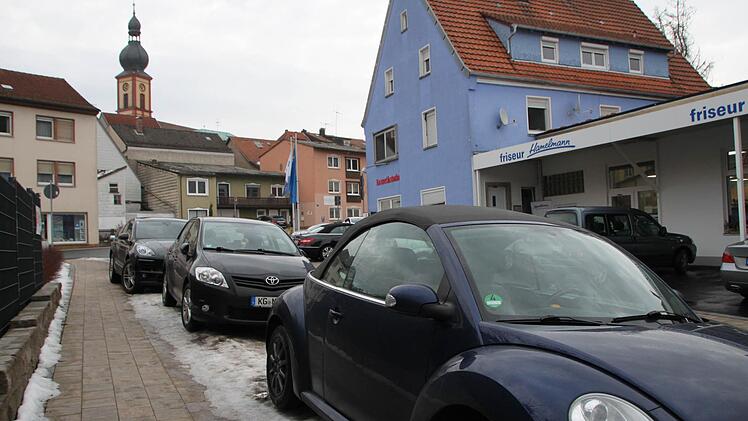 Die Besitzer dieser Autos werden sich bald einen neuen Parkplatz suchen müssen. Foto: Ulrike Müller