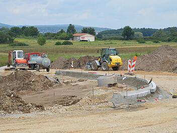 Die Arbeiten am Kreisverkehr mit Pendlerparkplatz bei Kersbach gehen voran. Foto: Ronald Heck