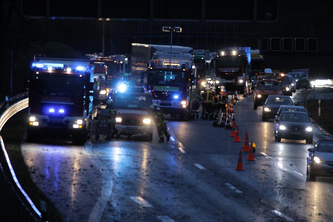 Baum stürzt bei heftigem Sturm auf Autobahn
