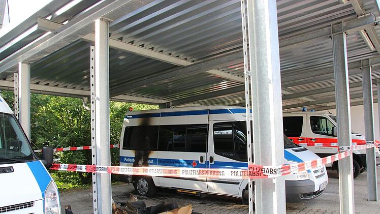 Während ein Teil der BRK-Fahrzeuge in verschließbaren Garagen stehen, stand das beschädigte Fahrzeug im Freien unter einem Carport.Foto: Katrin Geyer**