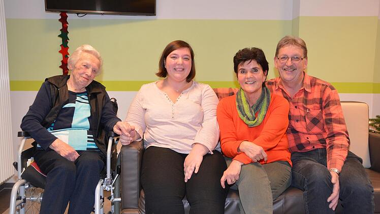 Erna Stindl mit Enkelin Carina, Schwiegertochter Andrea und Sohn Helmut  Foto: Dagmar Besand