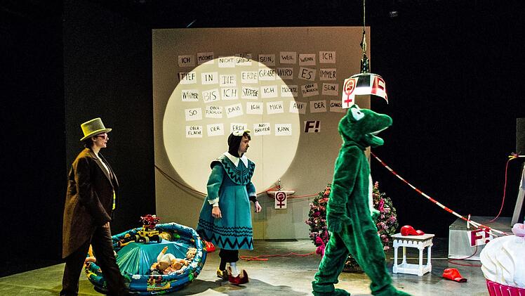 Turbulentes Bühnenvergnügen: "Selfies einer Utopie" mit Eva Marianne Berger, Alexandra Weis und Thomas Kaschel in der Coburger Reithalle.Foto: Jochen Berger