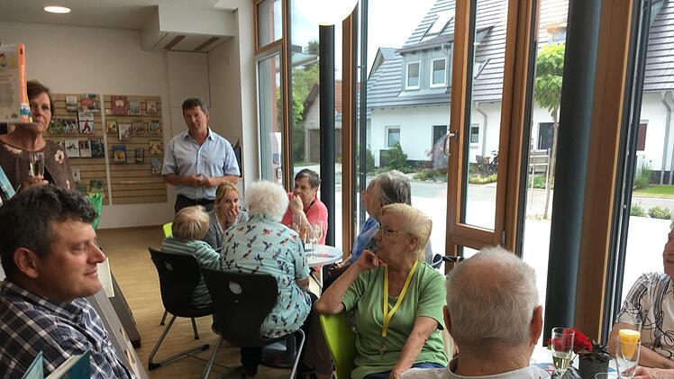 Bei der Eröffnung der Seniorenbücherei in OberhaidFoto: Anette Schreiber