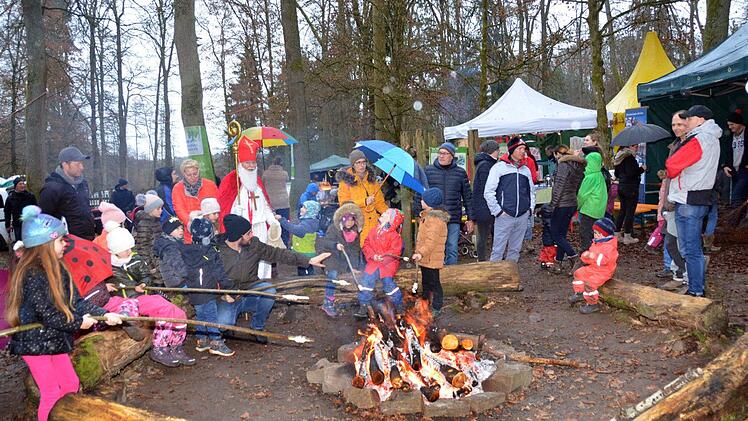 Stockbrotbacken - da wurden trotz Regen Magen und Hände wieder warm, und wenn der Nikolaus da auch noch zusieht, kann nichts anbrennen. Foto: Peter Rauch