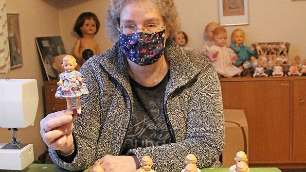 Puppendoktorin Ute Geier mit ihren Weihnachtspuppen Foto: Selina Helmrich