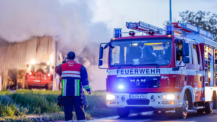 Verpackungsmaterial fing Feuer: Lagerhalle in Vollbrand