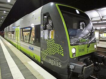 Nicht nur die Farbe macht den Unterschied: Die Agilis-Züge sind seit der Übernahme des Dieselnetzes Oberfranken im Juni 2011 auf der Strecke Bamberg-Ebern weit besser ausgelastet als die Vorgänger der DB Regio, wie aktuelle Erhebungen der Bayerischen Eisenbahngesellschaft ergeben haben. Archivfotos: Barbara Herbst/Ralf Kestel