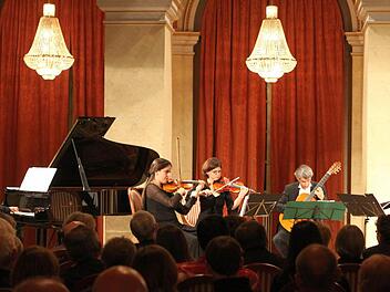 Pianist Christoph Stibor (links) und Siegbert Remberger, flankiert von den Damen des Elisenquartetts, begeisterten die Zuhörer. Foto: Thomas Dill