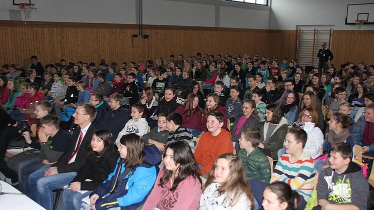 Rund 400 Schüler verfolgten den Vortrag.