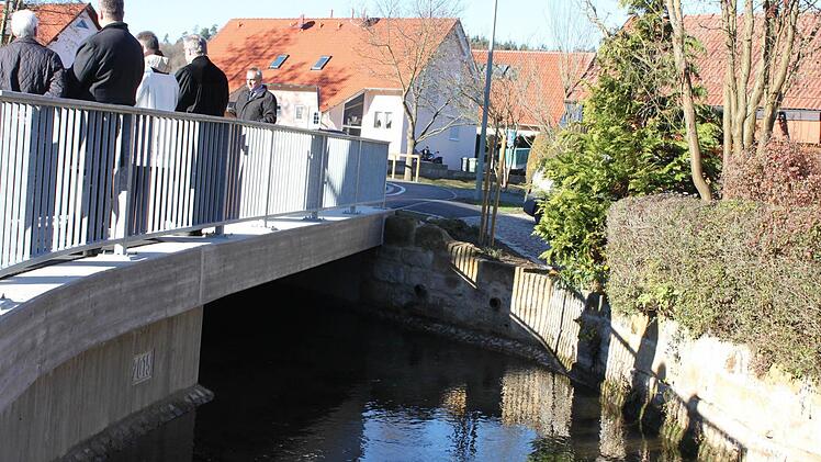 Bürgermeister Robert Hümmer (Fünfter von links) bei seiner Ansprache auf der Brücke Langheimer Straße zur offiziellen Verkehrsfreigabe und Segnung des Bauwerkes  Foto: Popp
