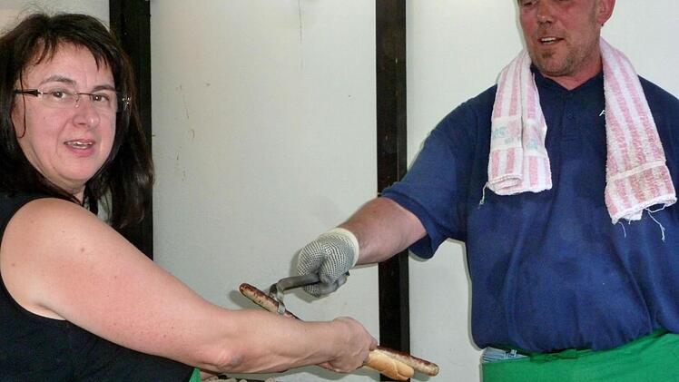 In den Bratwurstständen war am Grill schweißtreibende Arbeit zu verrichten.