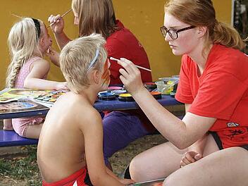 Wer wollte, konnte sich bei der Abschlussfier am Baggersee schminken lassen.