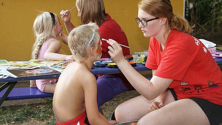 Wer wollte, konnte sich bei der Abschlussfier am Baggersee schminken lassen.