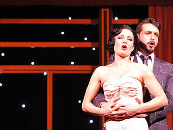"Die stumme Serenade": Anna Gütter als Silvia Lombardi und Salomon Zulic del Canto Foto: Andrea Kremper