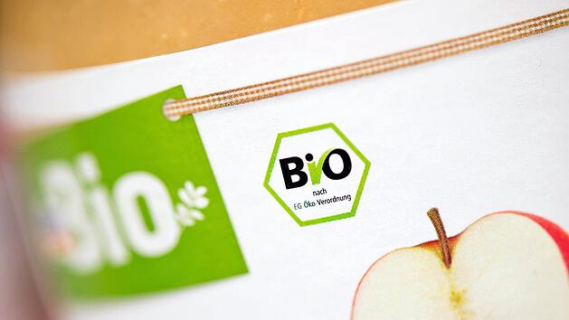 Dieses Lebensmittel ist ein Bio-Produkt, zu erkennen am "deutschen Bio-Siegel." Foto: Daniel Naupold/dpa/Archiv